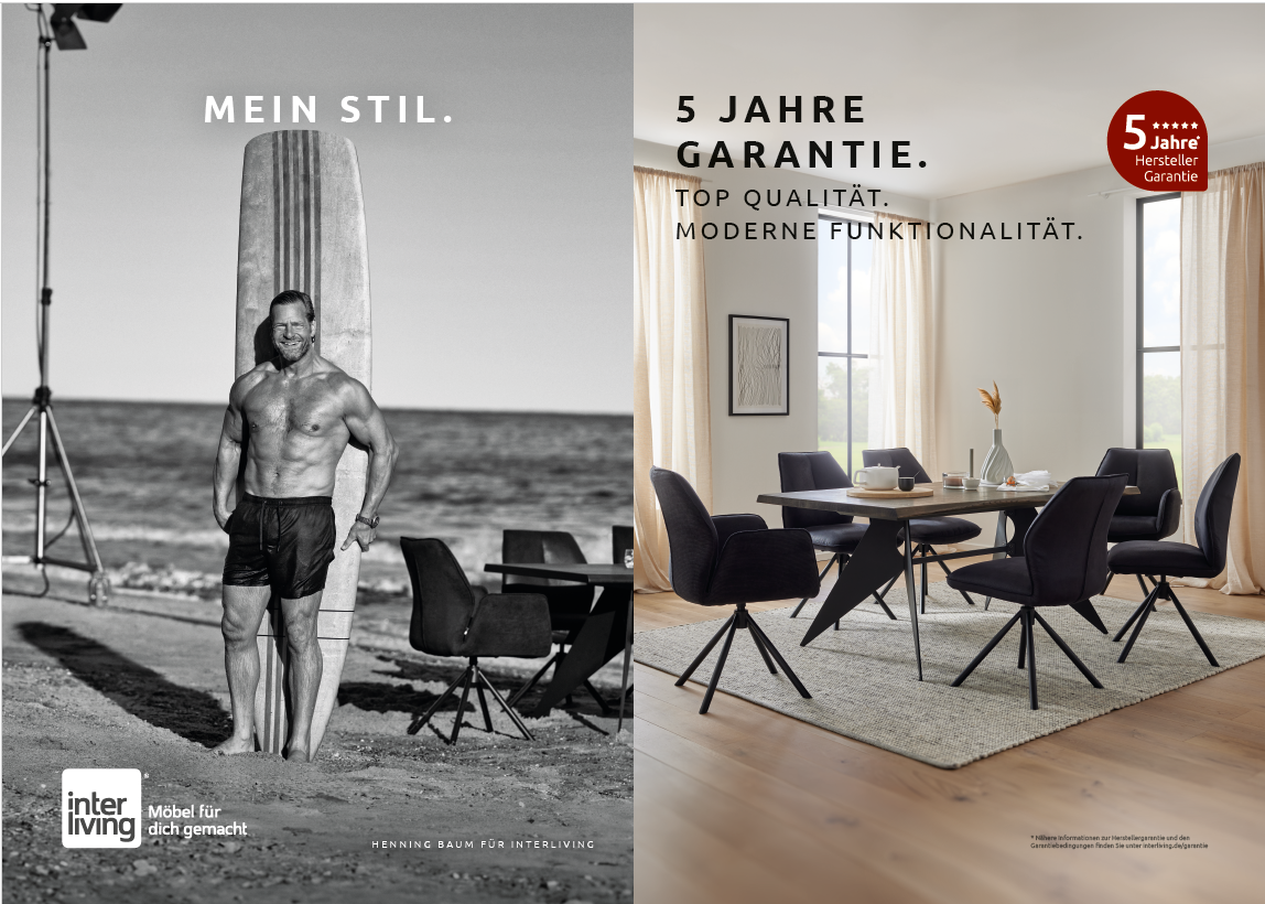 Werbegrafik für Interliving: links Henning Baum am Strand mit Surfbrett in Schwarz-Weiss und Slogan „Mein Stil.“, rechts modernes Esszimmer mit dunkel gepolsterten Stühlen und Hinweis auf 5 Jahre Garantie.